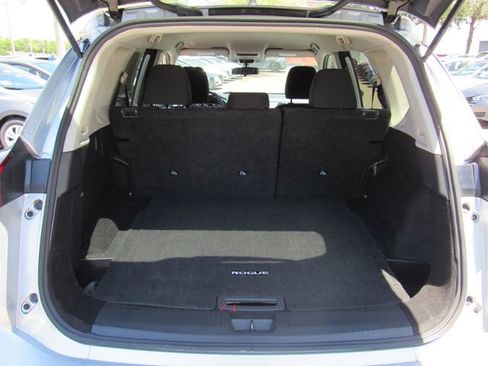 Used 2024 Nissan Rogue S FWD image 5