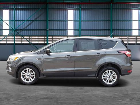 Used 2017 Ford Escape SE FWD image 2