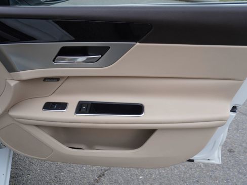 Used 2016 Jaguar XF Premium image 30