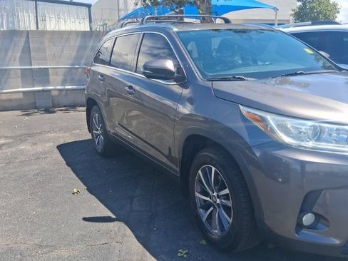 Used 2017 Toyota Highlander XLE AWD/4WD image 3