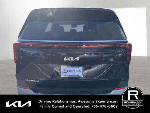 Used 2025 Kia Carnival FWD image 5