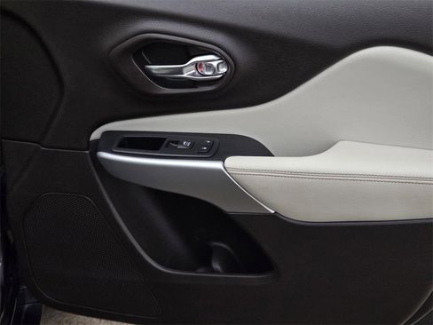 Used 2018 Jeep Cherokee Overland w/ Heavy Duty Protection Group image 8