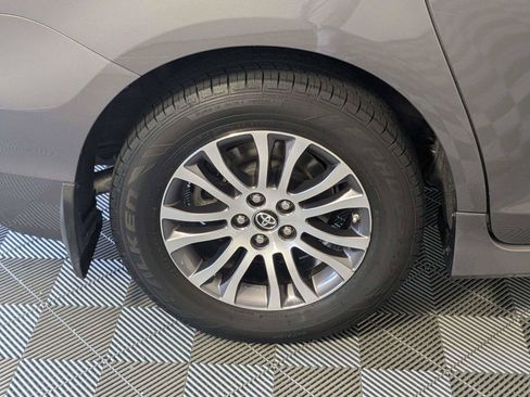 Used 2020 Toyota Sienna XLE w/ XLE Navigation Package FWD image 11