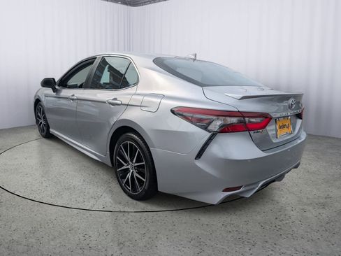 Used 2022 Toyota Camry SE image 4