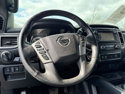 Used 2018 Nissan Titan SV w/ SV Convenience Package image 11