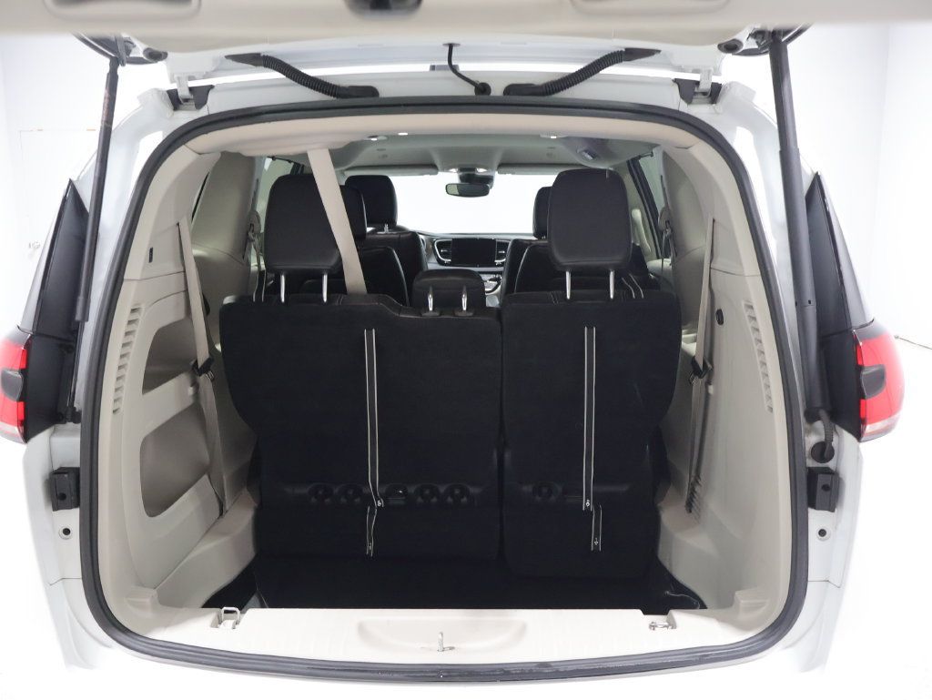 Used 2023 Chrysler Pacifica Touring-L FWD image 4