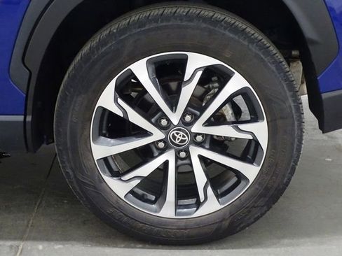 Used 2022 Toyota Corolla Cross XLE image 43