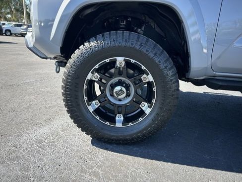Used 2021 Toyota Tacoma TRD Sport image 9