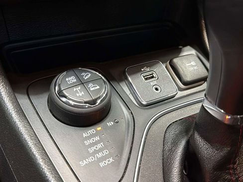 Used 2019 Jeep Cherokee Trailhawk AWD/4WD image 30