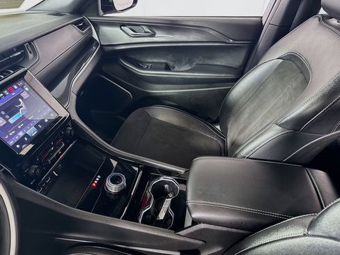 Used 2022 Jeep Grand Cherokee L Laredo image 25