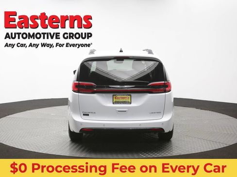 Used 2023 Chrysler Pacifica Limited FWD image 39