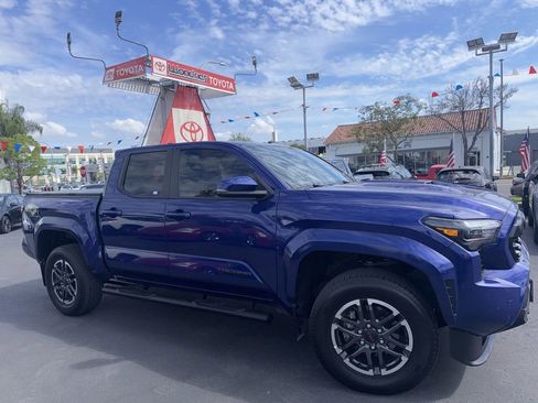 Used 2024 Toyota Tacoma TRD Sport w/ TRD Sport Upgrade Package image 5