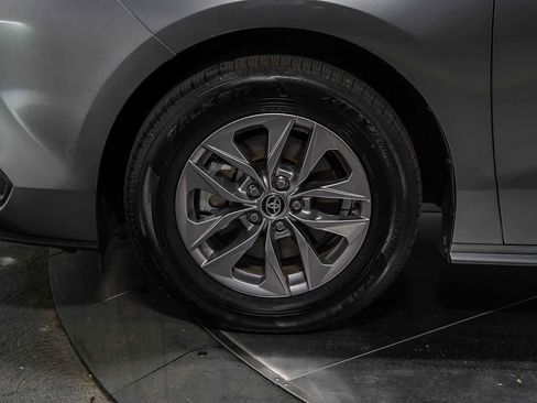 Certified 2026 Toyota Sienna XLE FWD image 9
