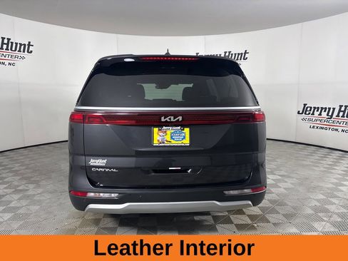 Used 2024 Kia Carnival EX image 6