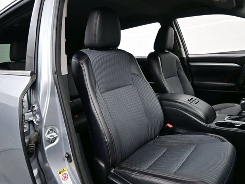 Used 2014 Toyota Highlander Plus FWD image 13