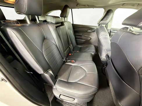 Used 2021 Toyota Highlander XLE image 25