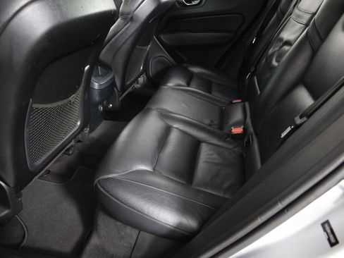 Used 2018 Volvo XC60 T5 Momentum w/ Vision Package image 17