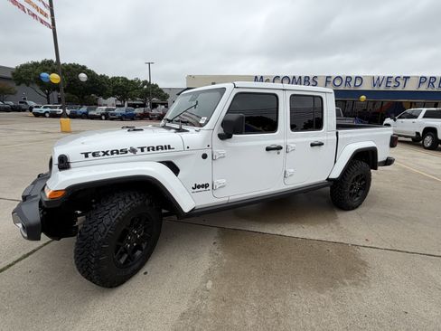 Used 2024 Jeep Gladiator Sport AWD/4WD image 12