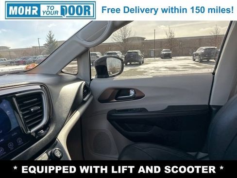 Used 2017 Chrysler Pacifica Touring-L image 23