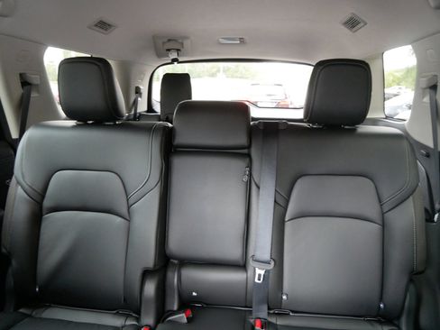 New 2025 Nissan Pathfinder SL image 6