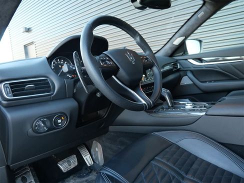 Used 2022 Maserati Levante Trofeo image 4