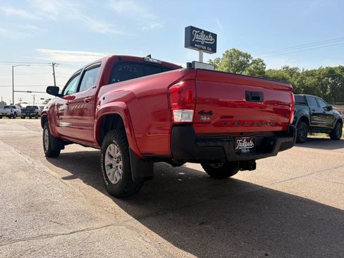Used 2017 Toyota Tacoma SR5 w/ Tow Package AWD/4WD image 5