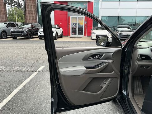 Used 2018 Chevrolet Traverse LT FWD image 11