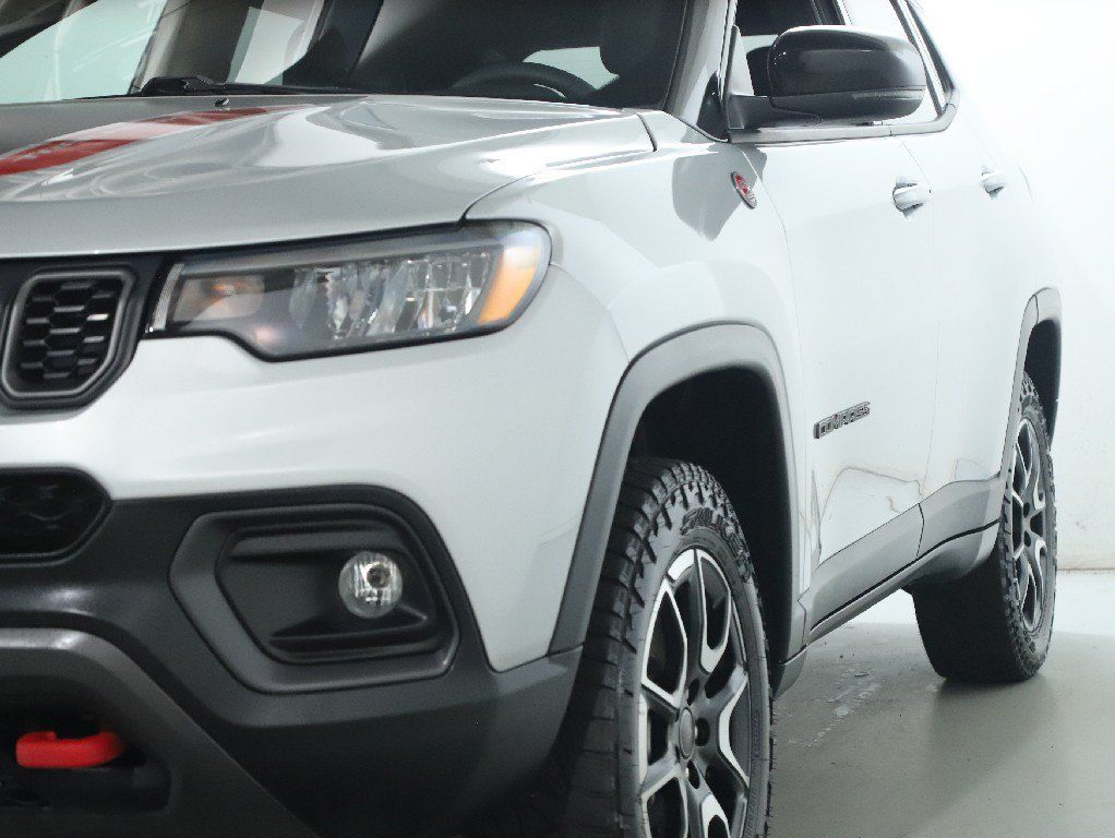 Used 2025 Jeep Compass Trailhawk AWD/4WD image 4
