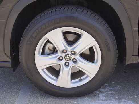 Used 2023 Toyota Highlander LE FWD image 24