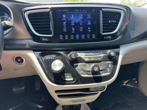 Used 2017 Chrysler Pacifica Touring-L image 19