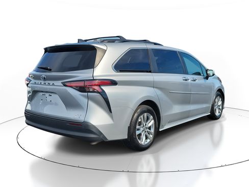 Used 2022 Toyota Sienna XLE image 4