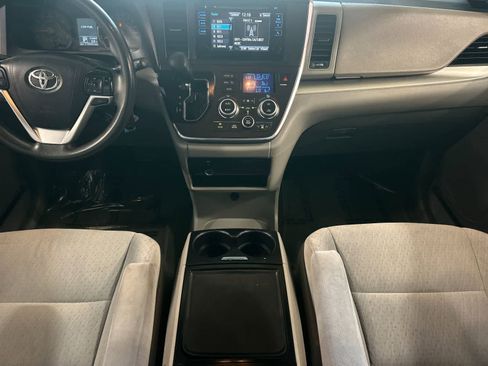 Used 2015 Toyota Sienna LE FWD image 4