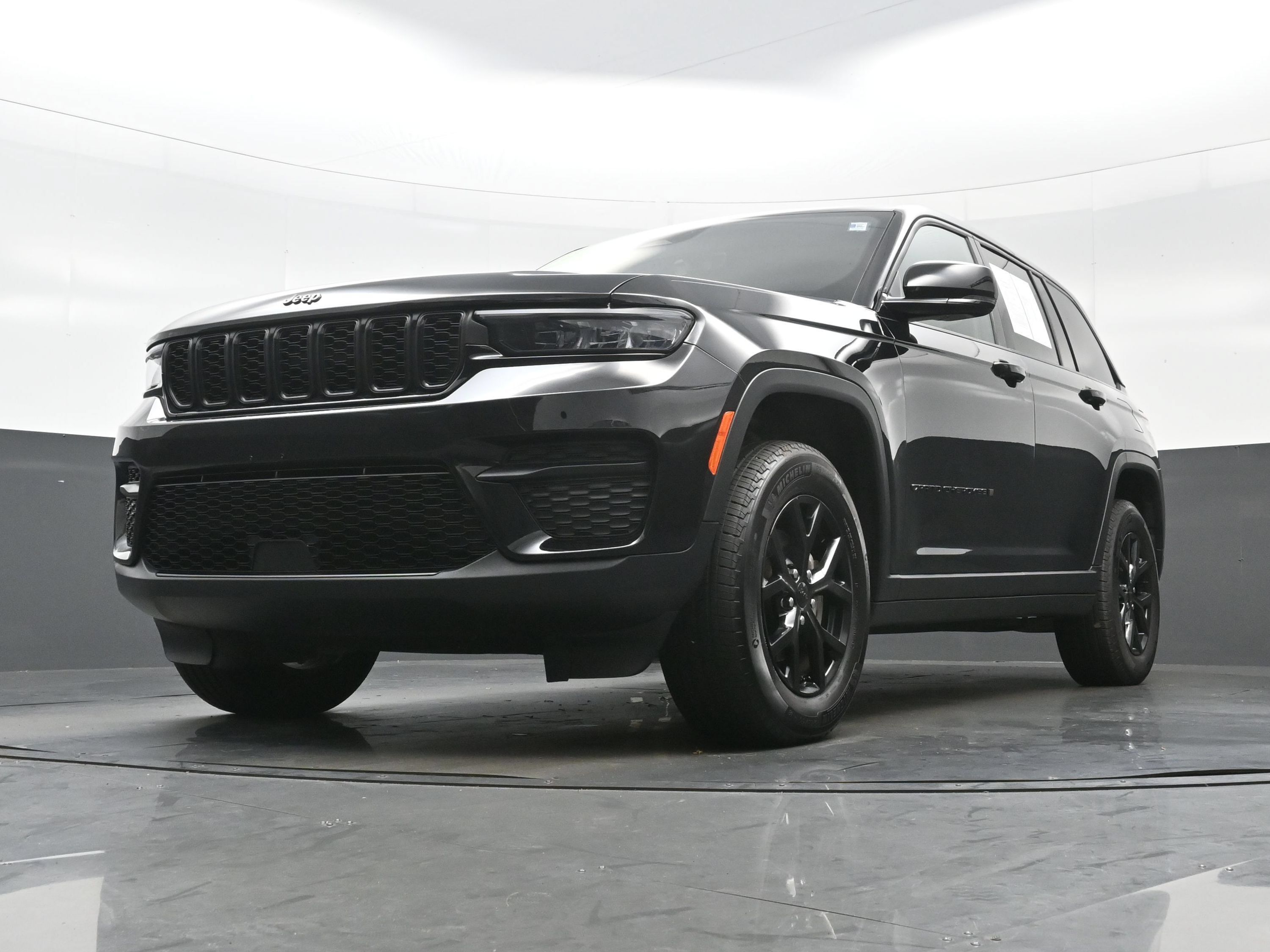 Used 2025 Jeep Grand Cherokee Altitude AWD/4WD image 26