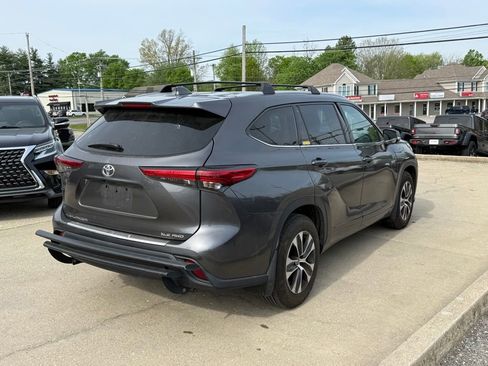 Used 2022 Toyota Highlander XLE AWD/4WD image 6