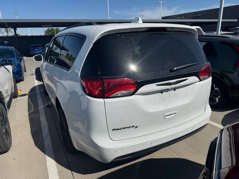 Used 2019 Chrysler Pacifica Touring-L Plus w/ S Appearance Package image 3