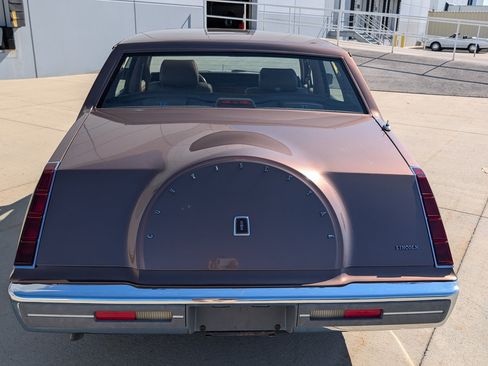 Used 1987 Lincoln Continental Signature RWD image 11