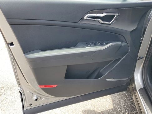 New 2025 Kia Sportage LX image 8