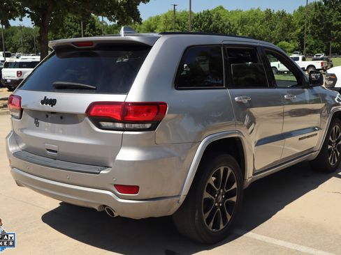 Used 2020 Jeep Grand Cherokee Altitude RWD image 3