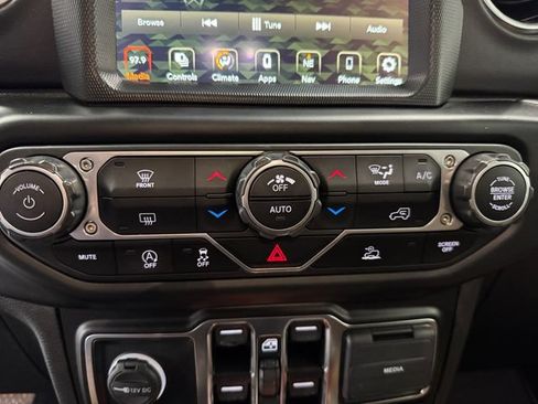 Used 2021 Jeep Wrangler Unlimited Sahara w/ Uconnect 4C Nav & Sound Group AWD/4WD image 3