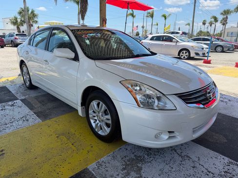 Used 2011 Nissan Altima 2.5 S w/ Convenience Pkg FWD image 2