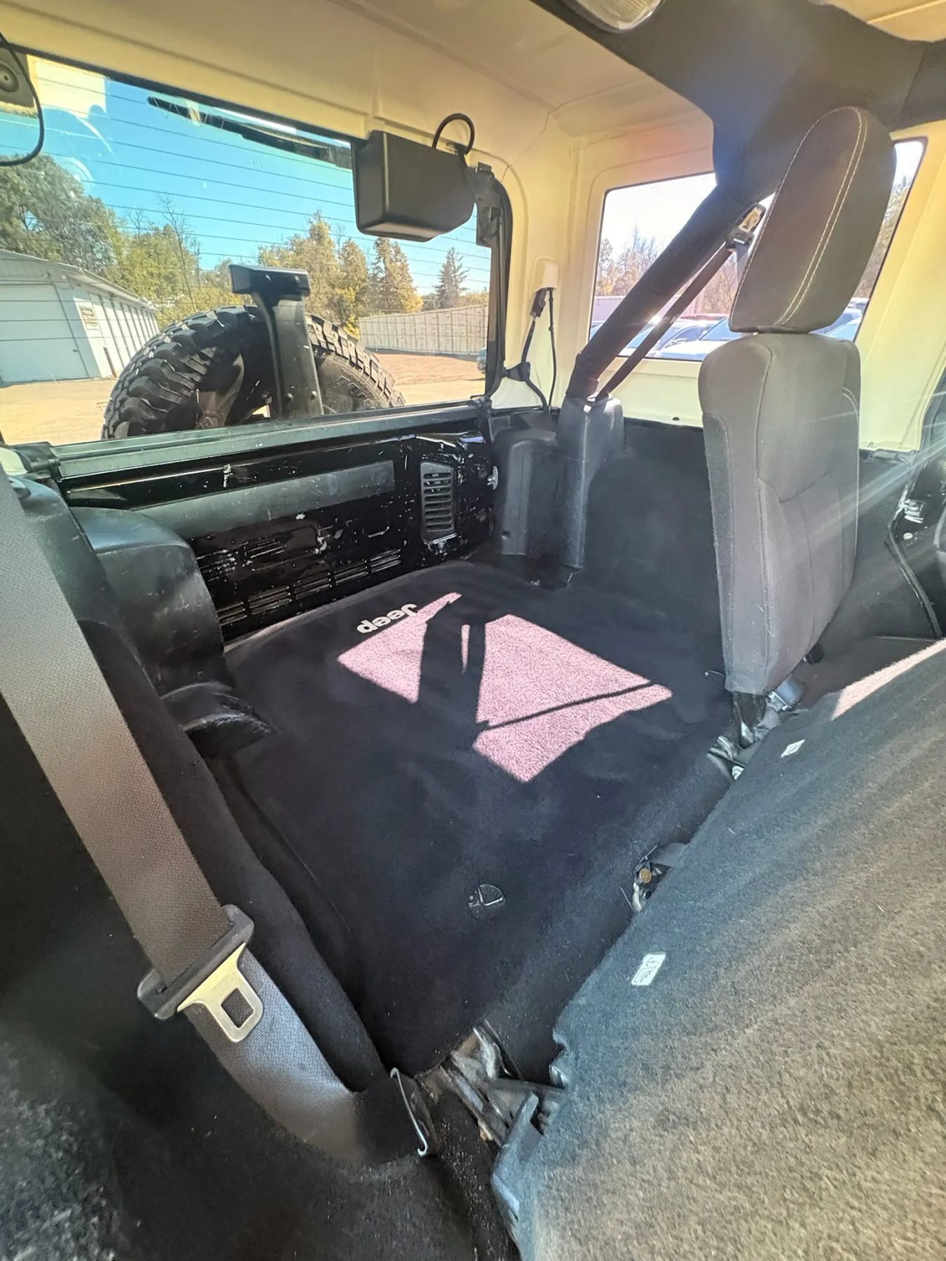 Used 2013 Jeep Wrangler Unlimited Sahara AWD/4WD image 31
