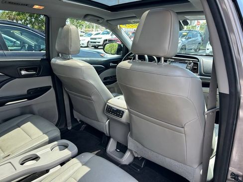 Used 2018 Toyota Highlander Limited Platinum FWD image 50