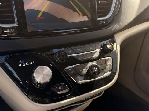 Used 2023 Chrysler Pacifica Touring-L image 20