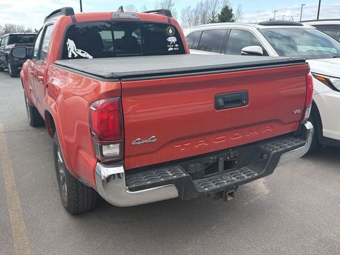 Used 2018 Toyota Tacoma SR5 AWD/4WD image 9