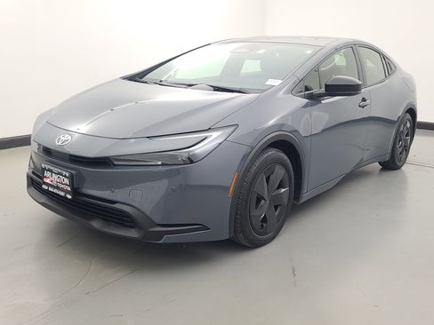 Used 2025 Toyota Prius LE image 8