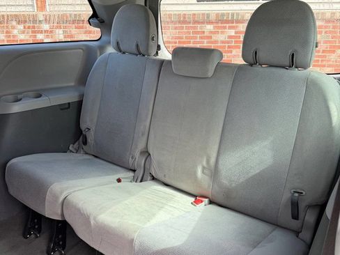 Used 2018 Toyota Sienna L FWD image 12