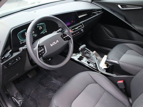 Used 2023 Kia Niro EX image 3