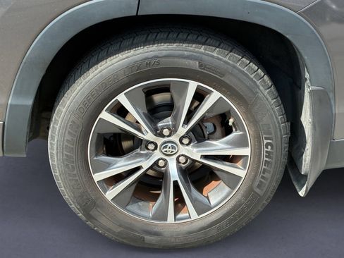 Used 2016 Toyota Highlander XLE AWD/4WD image 6