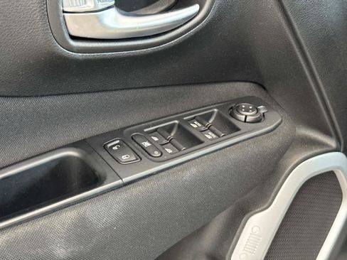 Used 2018 Jeep Renegade Latitude w/ UConnect 8.4 Nav Group FWD image 11