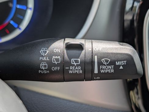 Used 2024 Chrysler Pacifica Limited FWD image 29